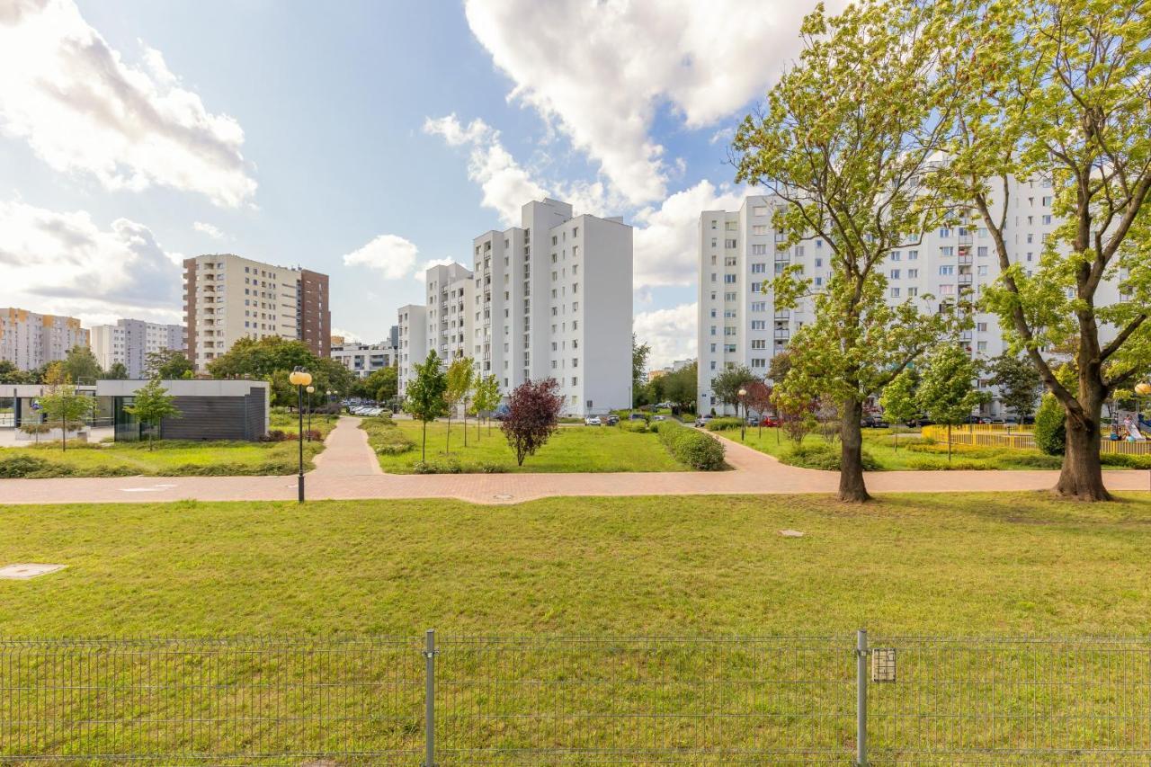 Metro Targowek Spacious Apartment With Parking By Noclegi Renters Varsavia Esterno foto
